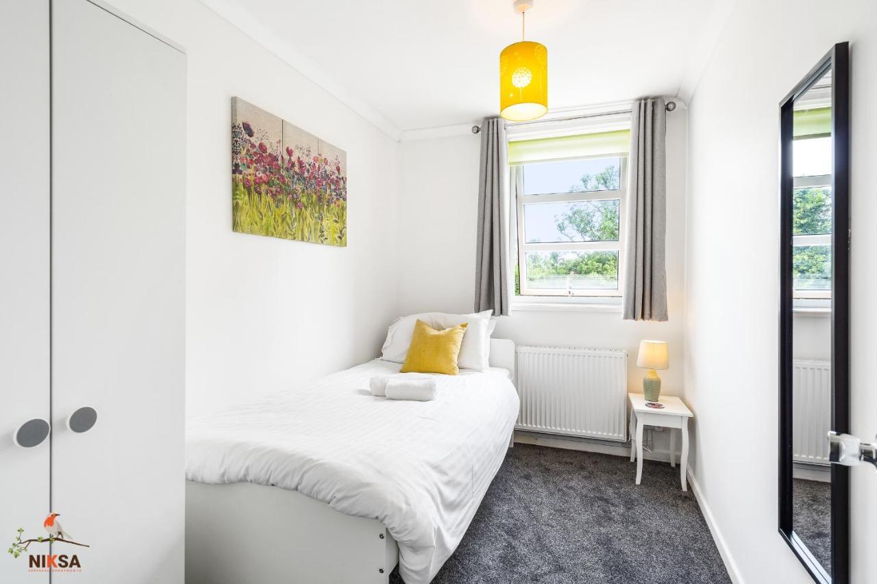 Niksa Serviced Accommodation - 3 Bedroom House Welwyn Garden City Exterior photo
