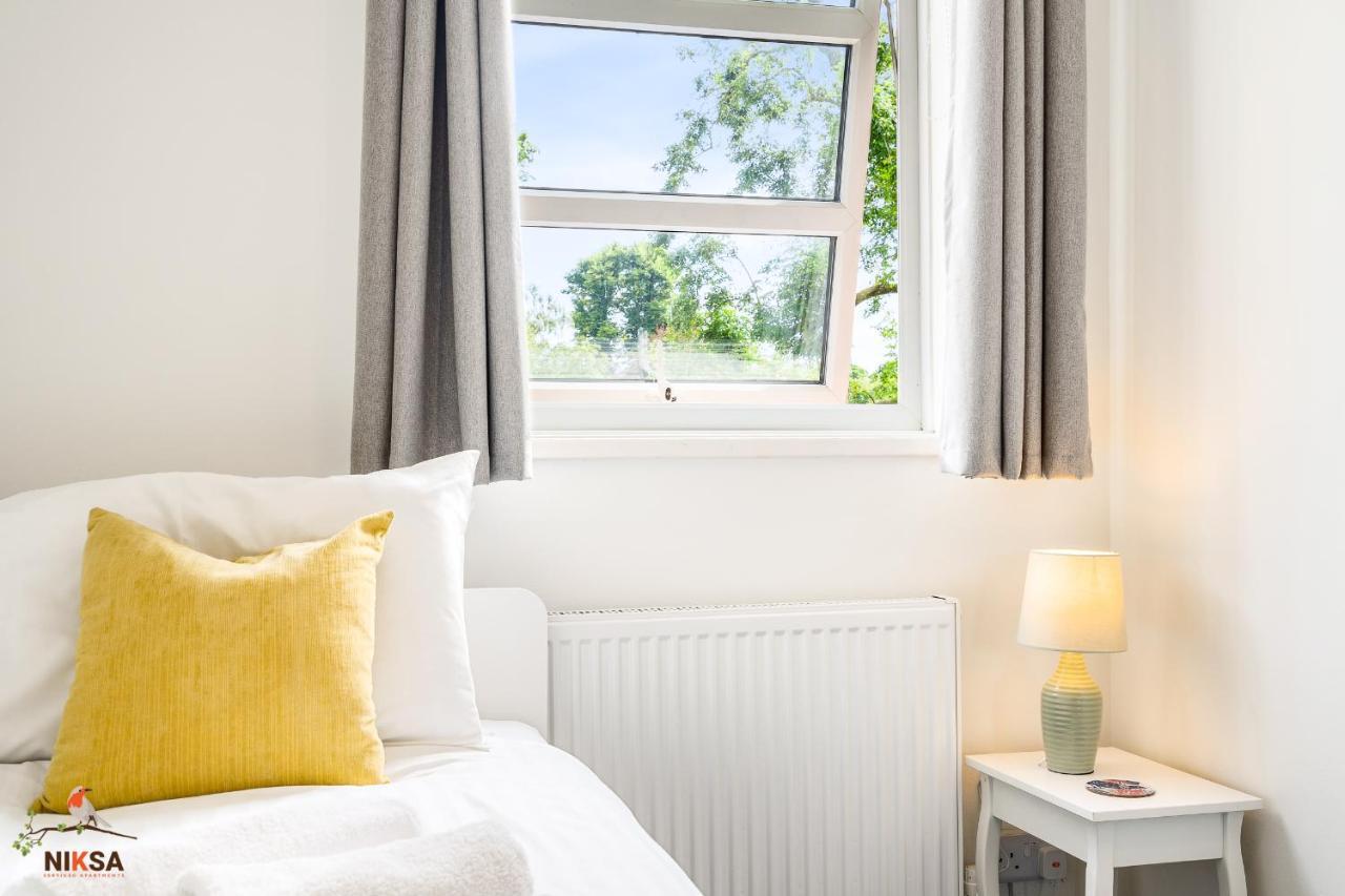 Niksa Serviced Accommodation - 3 Bedroom House Welwyn Garden City Exterior photo