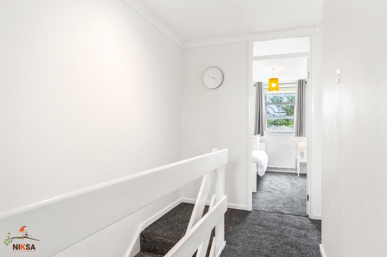 Niksa Serviced Accommodation - 3 Bedroom House Welwyn Garden City Exterior photo
